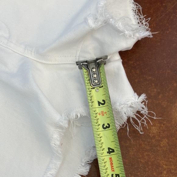 EUC Women’s Old Navy White Cut Off Denim Shorts Sz 4 - Picture 6 of 8